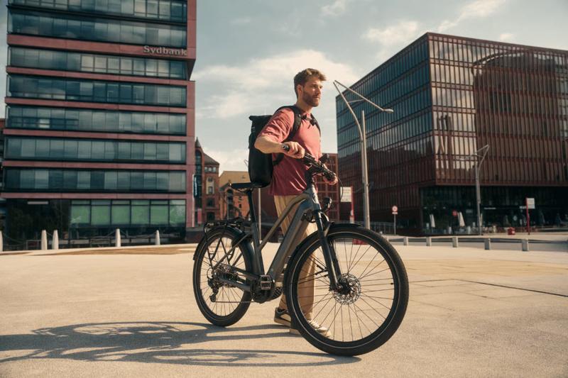 Cycliste avec un autre modèle Kalkhoff en ville