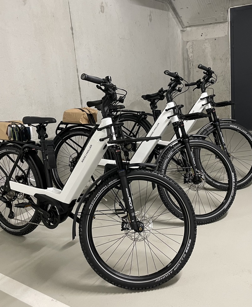 Une flotte de vélos électriques blancs prêts à être partagés entre collaborateurs