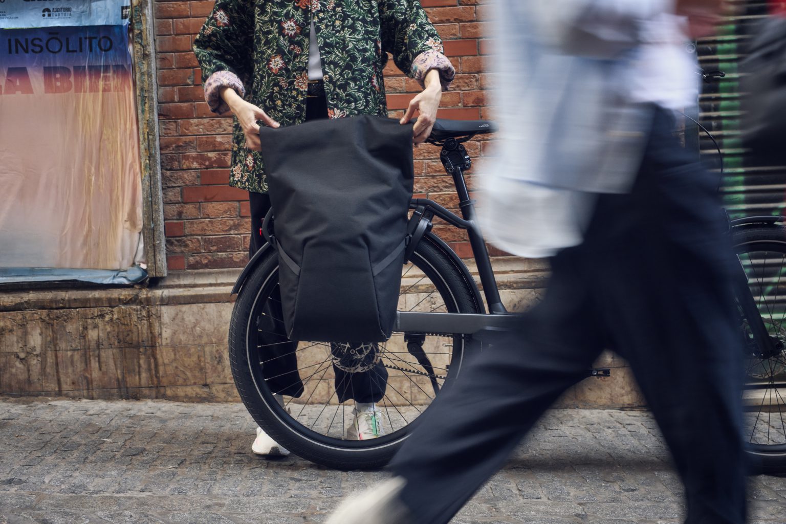 Un vélo équipé d’une sacoche pour les déplacements du quotidien