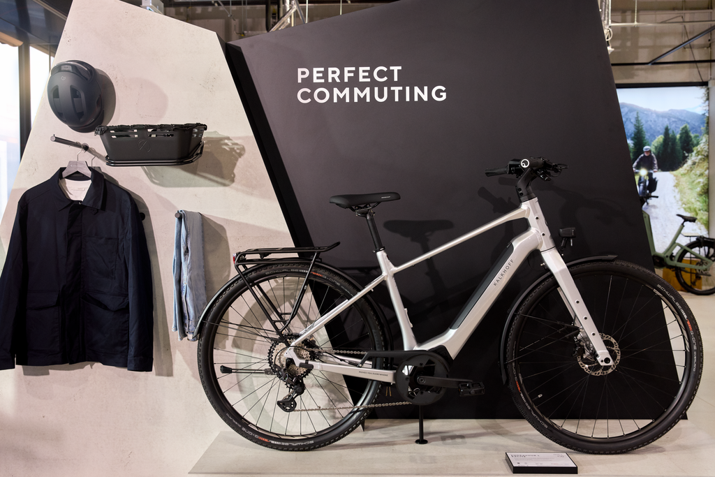 Vélo Kalkhoff présenté dans un espace consacré aux trajets quotidiens