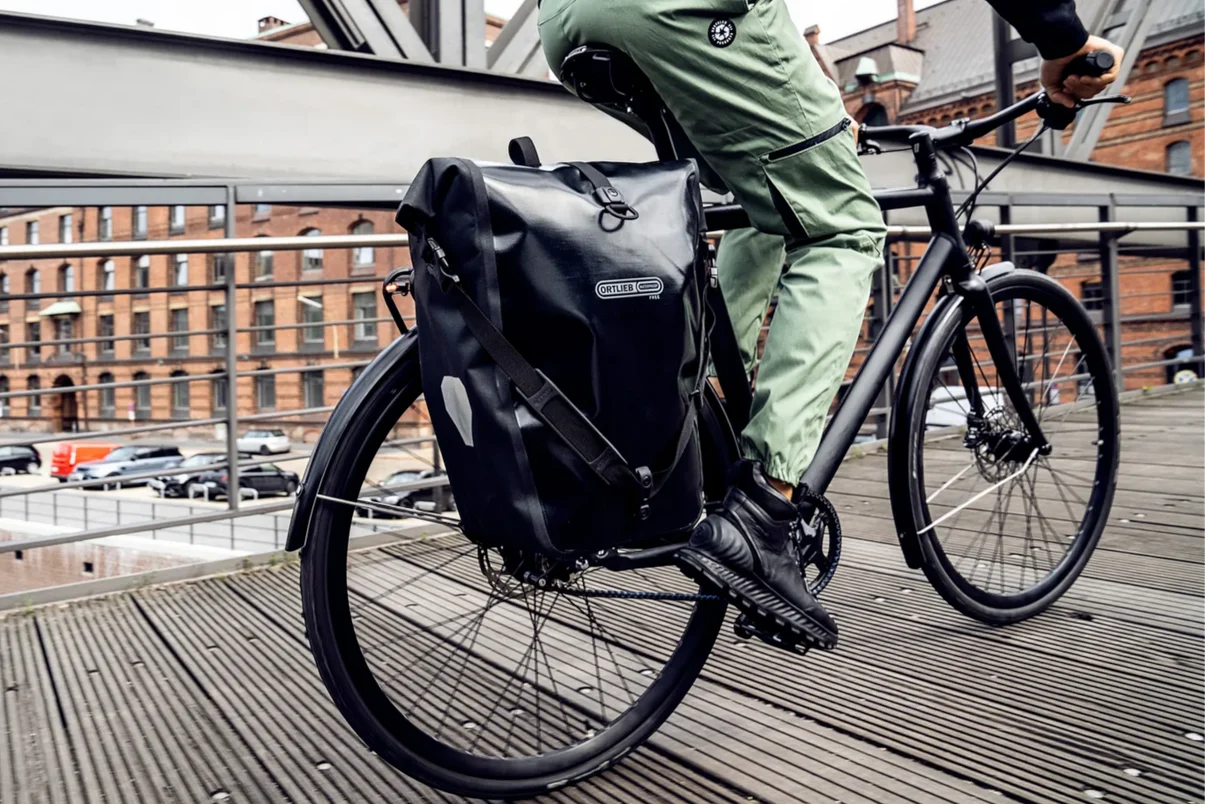 Cycliste transportant une sacoche ORTLIEB noire sur son vélo