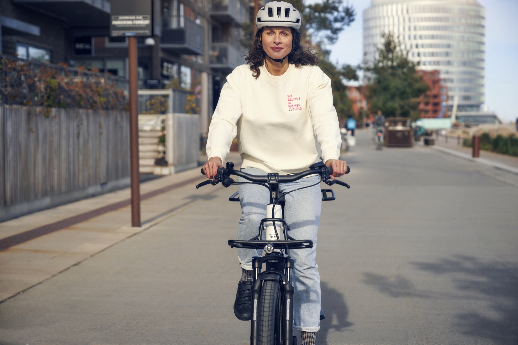 Une cycliste se déplace en ville